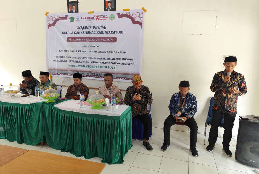 menghadiri-dan-membuka-kegiatan-ldk-osis-dan-mpk-man-2-wakatobi